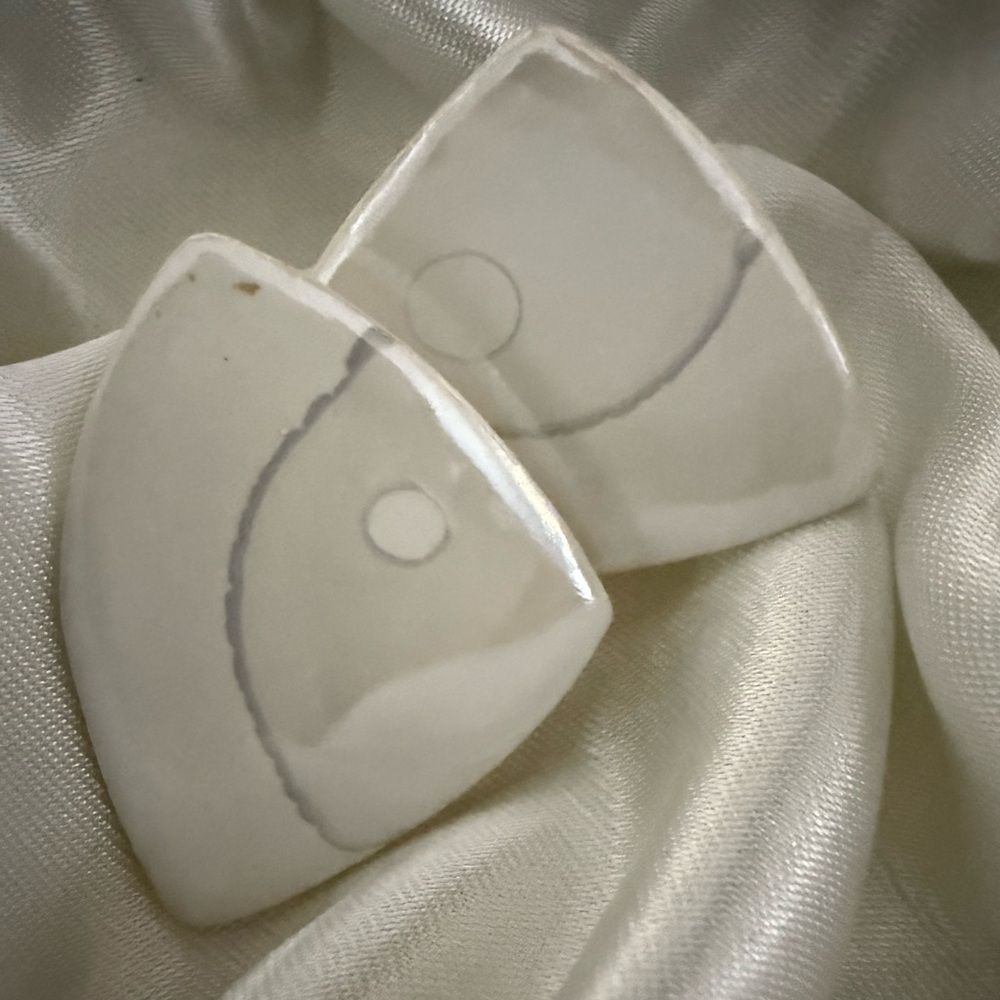 Vintage White Resin  Triangle‎ Stud Earrings Fan Clip On Fish Pick